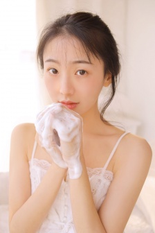 一边亲一边摸进内裤里面